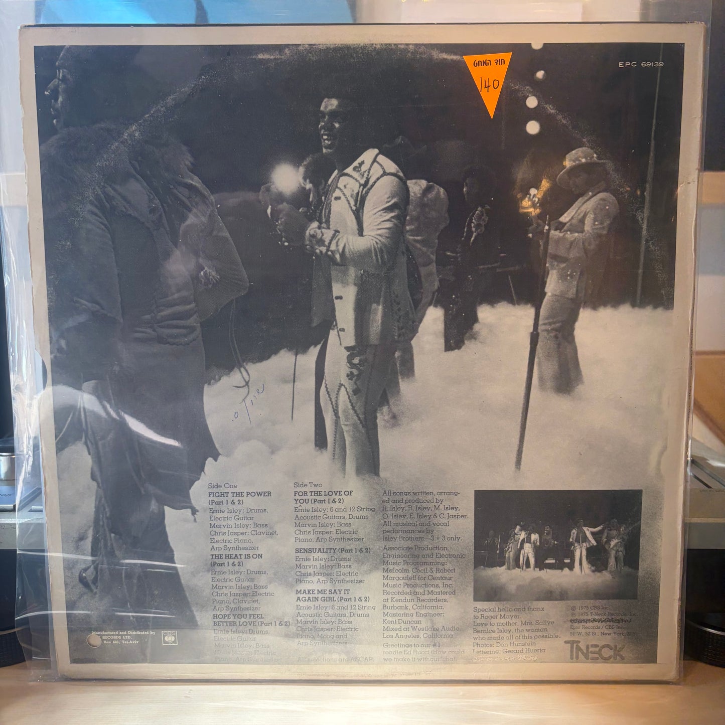 The Isley Brothers - The heat is on