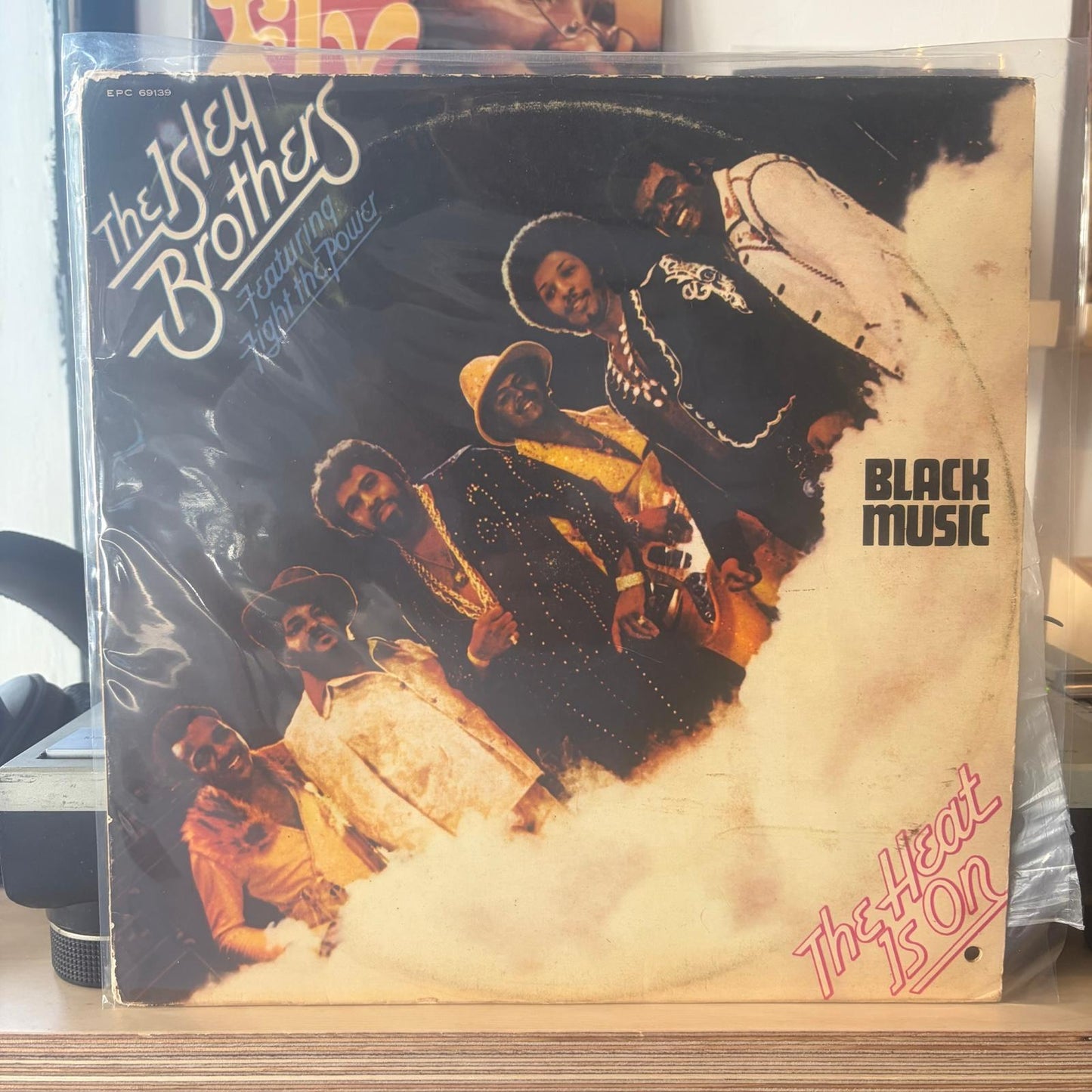 The Isley Brothers - The heat is on