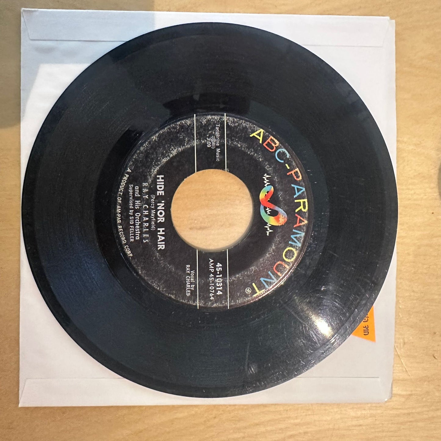 Ray Charles And His Orchestra — At The Club / Hide 'Nor Hair 7"